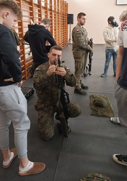 Spotkanie uczniów z żołnierzami WOT