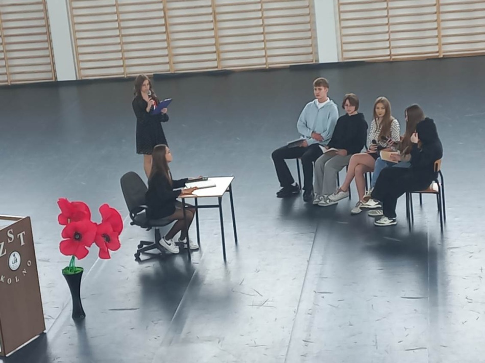 Uroczysty apel z okazji zakończenia roku klas maturalnych.
