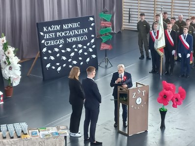 Uroczysty apel z okazji zakończenia roku klas maturalnych.