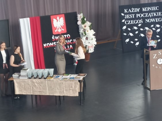Uroczysty apel z okazji zakończenia roku klas maturalnych.