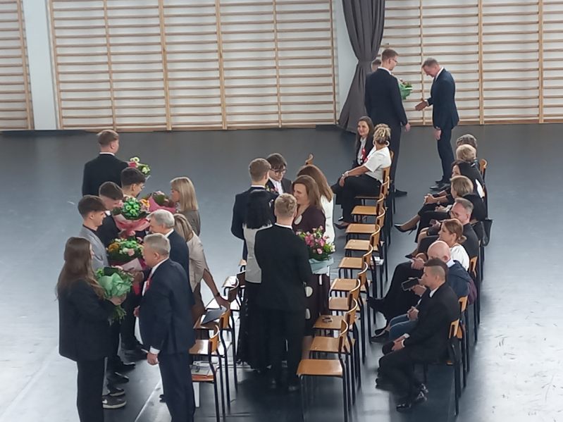 Uroczysty apel z okazji zakończenia roku klas maturalnych.