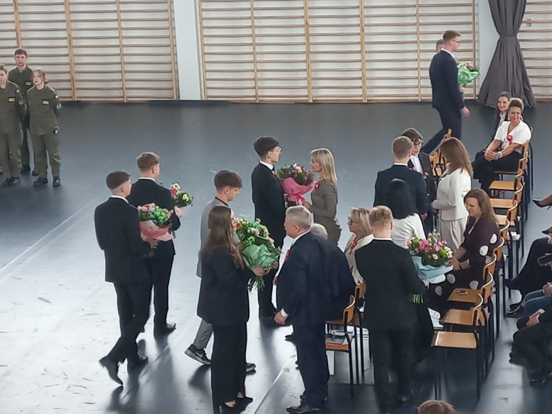 Uroczysty apel z okazji zakończenia roku klas maturalnych.